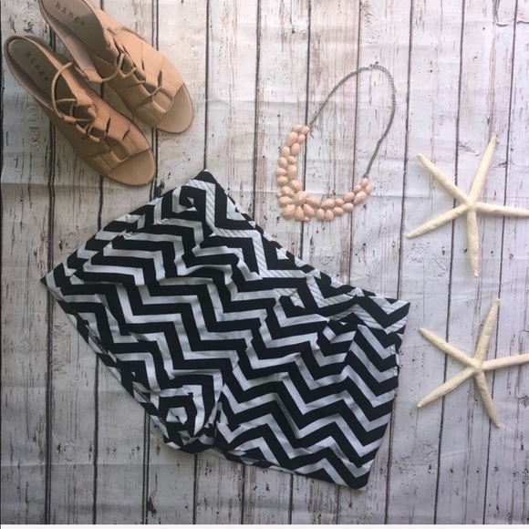 Black and White Chevron Cuffed Shorts • Size Large - Picture 1 of 8